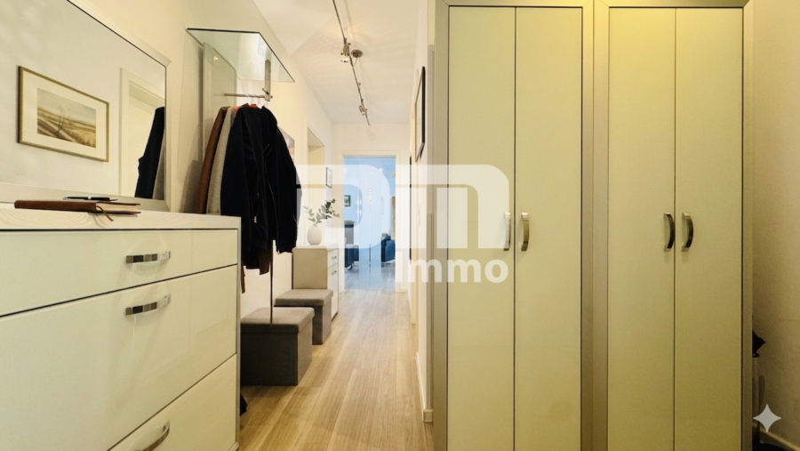 Exklusives Penthouse-Juwel mit 360 Grad Panorama-Dachterrasse in Baunatal-Großenritte - Flur / Diele